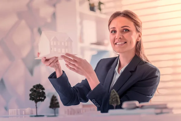 Junge Ingenieurin posiert vor der Kamera — Stockfoto