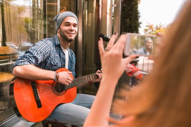Video ile neşeli gay müzisyen olan kadın