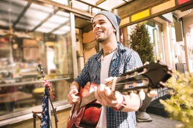 Memnun erkek gitarist trialing yeni ses gitar