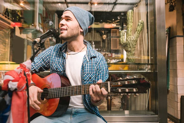 Guitarrista masculino contento madurando canción en el bar —  Fotos de Stock