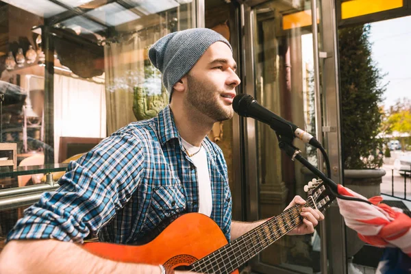 Joven guitarrista masculino tocando almas cerca del bar — Foto de Stock