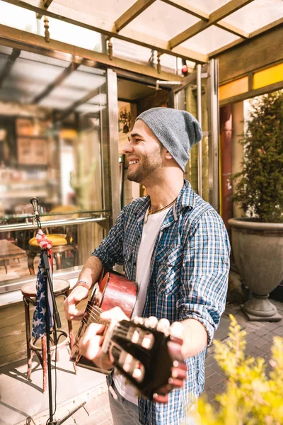 Guitarrista masculino satisfeito melhorando suas habilidades de guitarra — Fotografia de Stock