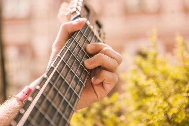 Genç erkek perdeler karşı baskıcı dize eller