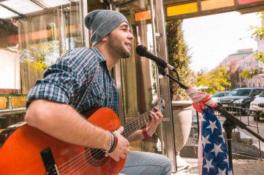 Ciddi erkek gitarist duygular aracılığıyla şarkı boşaltma