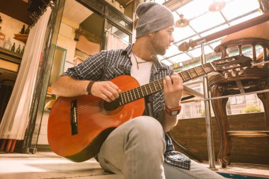 Gitar dikkati erkek gitarist açlık çekme
