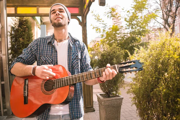Jolly chitarrista maschile perfezionare le abilità sulla strada — Foto Stock