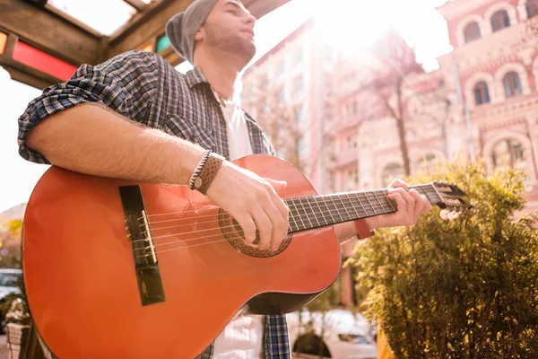 Meditativo guitarrista masculino polimento habilidades na rua — Fotografia de Stock