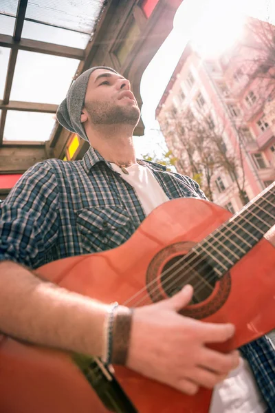 Handsome male guitarist developing skills on street — Stock Photo, Image