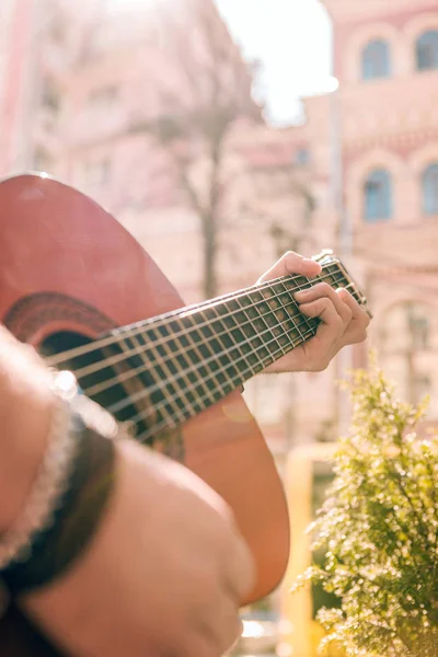 Мужские привлекательные руки производят звук из гитары — стоковое фото
