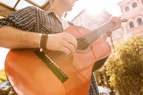 Hermosas manos masculinas haciendo sonido en la guitarra — Foto de Stock