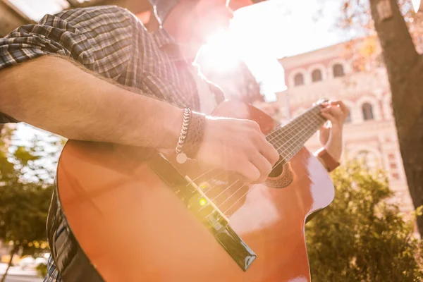 若い男性は、ギターから得るメロディーを手します。 — ストック写真