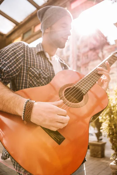 Inspirado guitarrista masculino convertirse en profesional en la calle — Foto de Stock