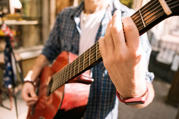 Onun müzikal amaca ulaşmak genç erkek gitarist — Stok fotoğraf