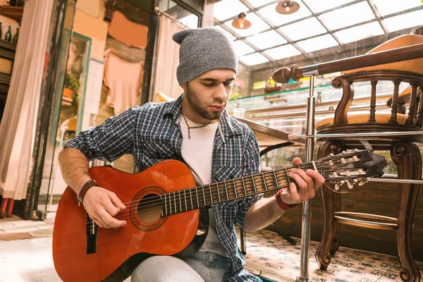 Pensive male guitarist practicing song in bar — Stock Photo, Image