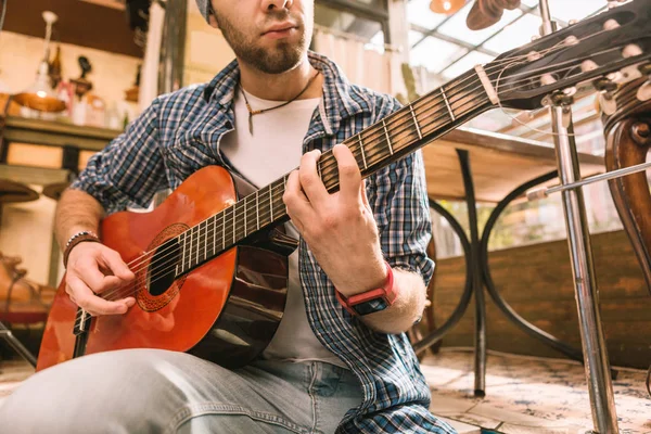 Young male guitarist acquiring knowledge for playing — Stock Photo, Image