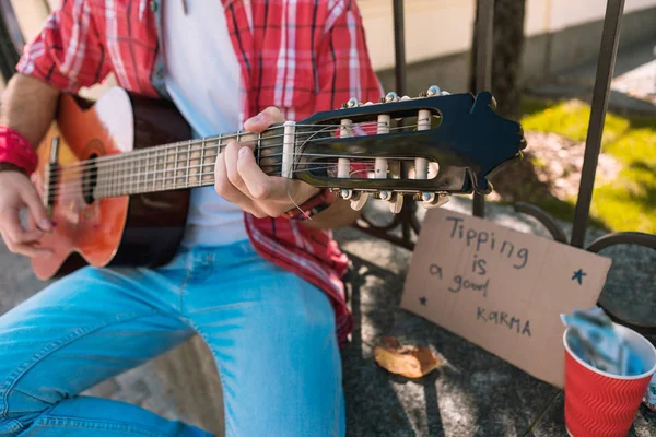 Aktív utcai zenész változó zene, gitár — Stock Fotó