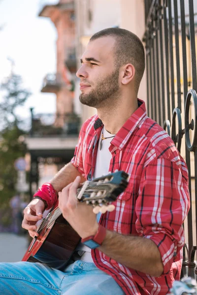 Ambitieux musicien de rue partageant une chanson dans la rue — Photo