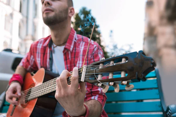 Talentoso músico de rua ouvindo o som da guitarra — Fotografia de Stock