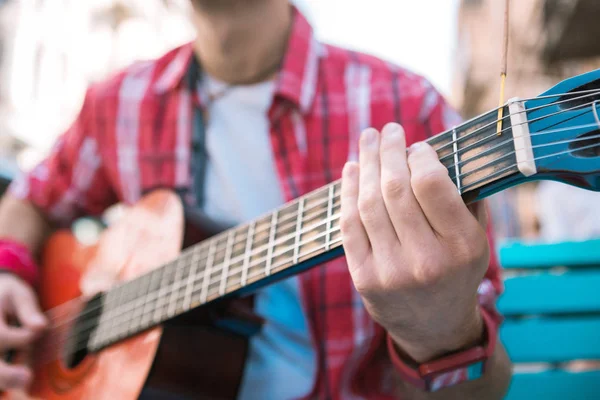 Inspirerad gatumusikant komma in i musikbranschen — Stockfoto