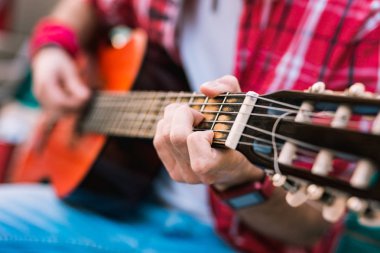 Kolay gitar akor kullanan profesyonel erkek gitarist