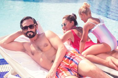 Elini başının altına koyarak memnun iyi adam