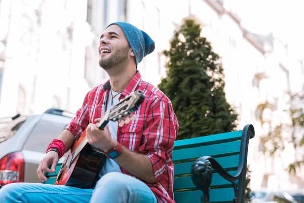 Щасливий вуличний музикант розважає своєю музикою — стокове фото