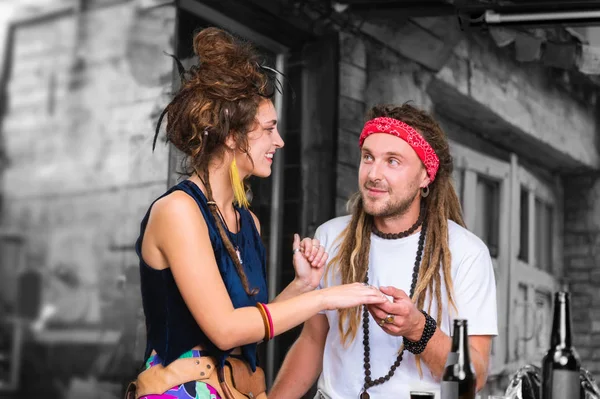 Hombre guapo con rastas tomando la mano de su encantadora novia atractiva — Foto de Stock