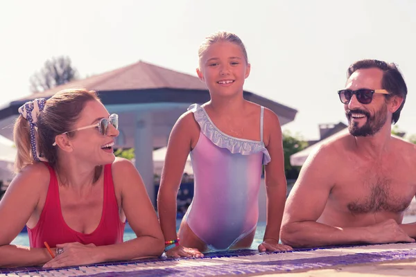 Positieve vrolijke familie genieten van hun zomervakantie — Stockfoto