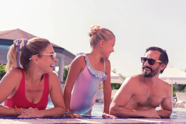 Χαρά ωραία οικογένεια διασκεδάζοντας μαζί κοντά στην πισίνα — Φωτογραφία Αρχείου