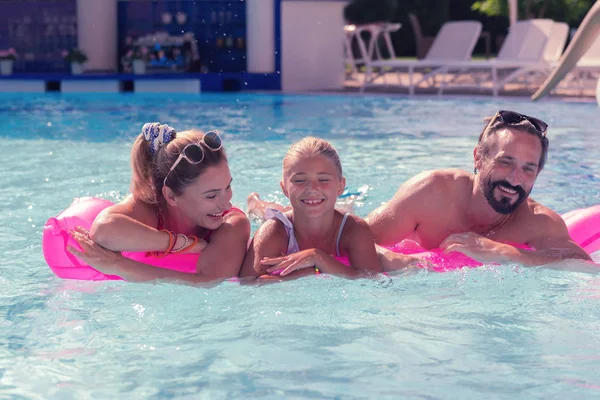 Feliz família encantada estar na piscina — Fotografia de Stock