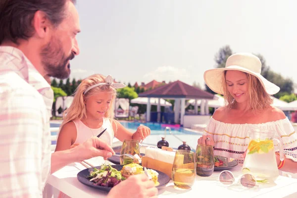 Pozitív szép Egyesült család eszik együtt szabadban — Stock Fotó