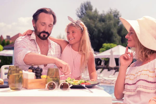 Deliziato bell'uomo mangiare con la sua famiglia — Foto Stock