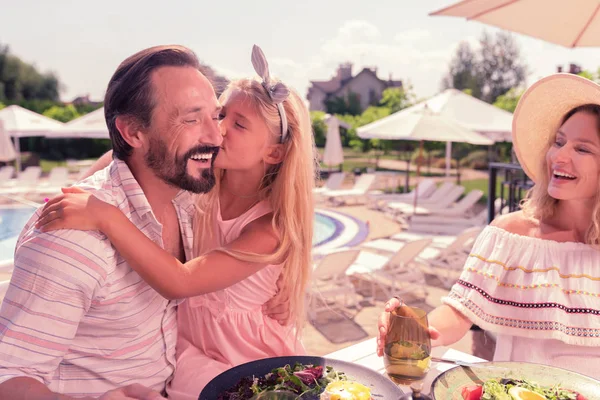 Alegre buen hombre recibiendo un beso en la mejilla — Foto de Stock