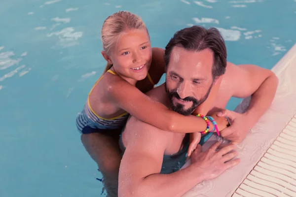 Vader Dochter Vrolijke Leuk Meisje Haar Vader Tijdens Het Zwemmen — Stockfoto