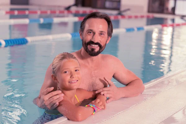 Agradable padre e hija sonriéndote — Foto de Stock