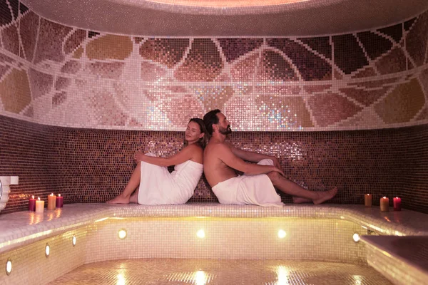 Encantada pareja agradable relajarse en el spa —  Fotos de Stock