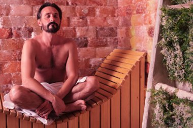 Gözleri kapalı oturan güzel esmer adam