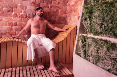 Onun zamanında sauna keyfi hoş rahat adam