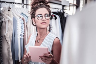 Yeni moda butik hakkında onu makale yazma ilham duygu genç sanat öğrencisi
