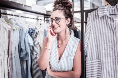 Güzel aksesuarlar telefon konuşmayı giymiş şık iş kadını