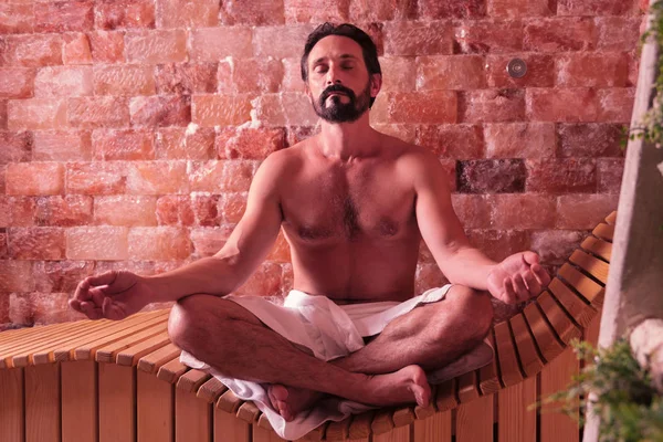 Bonito homem barbudo meditando na sauna — Fotografia de Stock