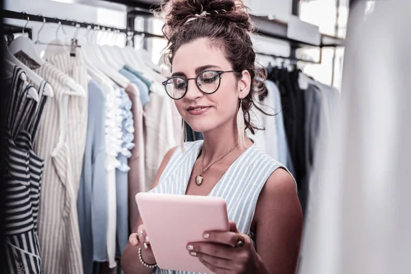 Modieuze, stijlvolle ontwerper met silver nail stijl holding haar roze tablet — Stockfoto