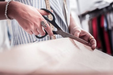 Moda Tasarımcısı şık aksesuarlar kumaş kesme giymiş elinde yakın çekim