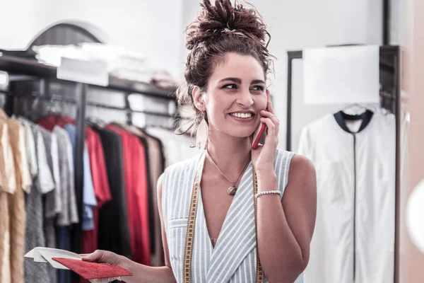 Knappe stijlvolle mode industrie werknemer gevoel vrolijke terwijl u werkt — Stockfoto