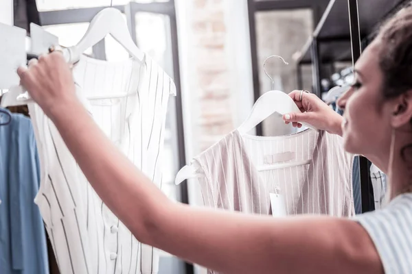 Eigenaar van fashion boutique gevoel uiterst gelukkig opknoping nieuwe zomer jurken — Stockfoto