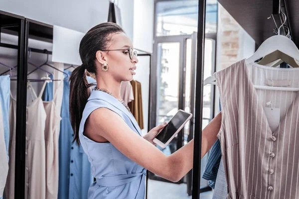 Elegante mujer de negocios con bonitos pendientes y collar de compras en boutique — Foto de Stock