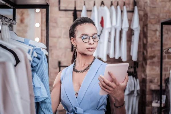 Propietario de famoso atelier de moda celebración tableta comprobar alguna información — Foto de Stock