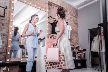 Showroom ile birçok alışveriş bırakarak çizgili elbise giyen kadın
