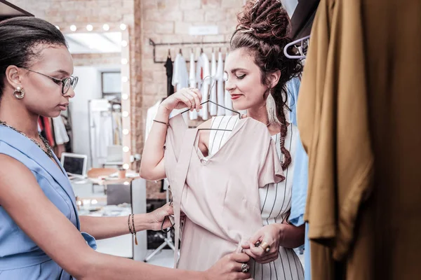 Nuttig winkelen assistent bril helpt haar constante cliënt — Stockfoto