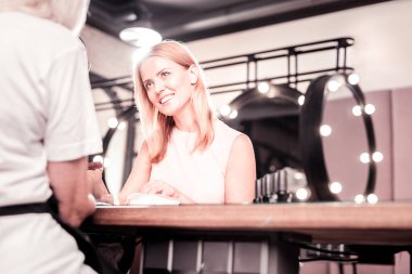 Onun iletişim master ile zevk çekici kız